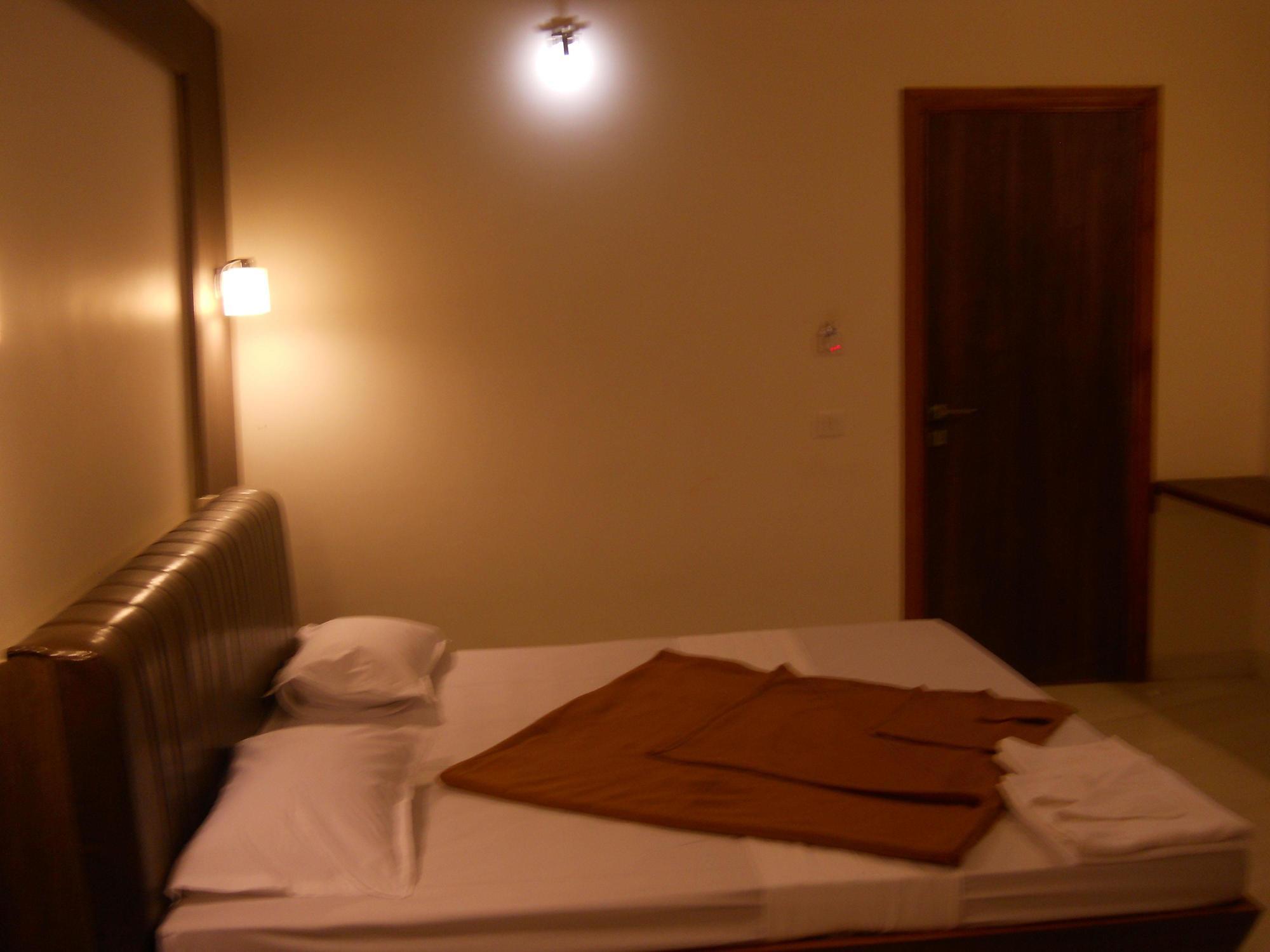 Hotel Grand 3D Bhuj Extérieur photo