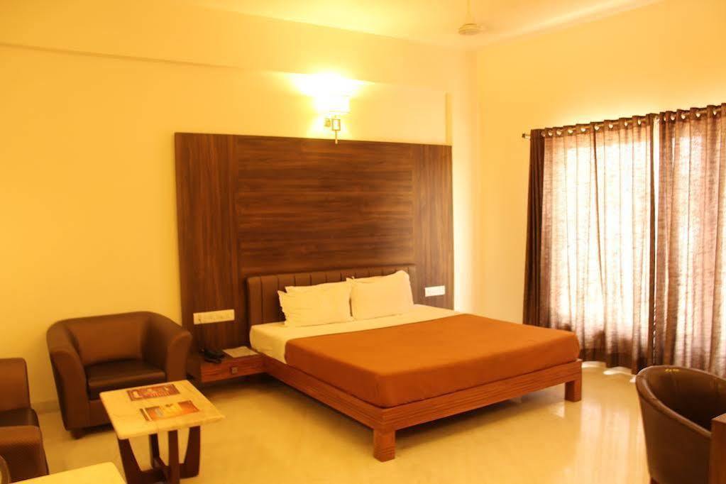 Hotel Grand 3D Bhuj Extérieur photo