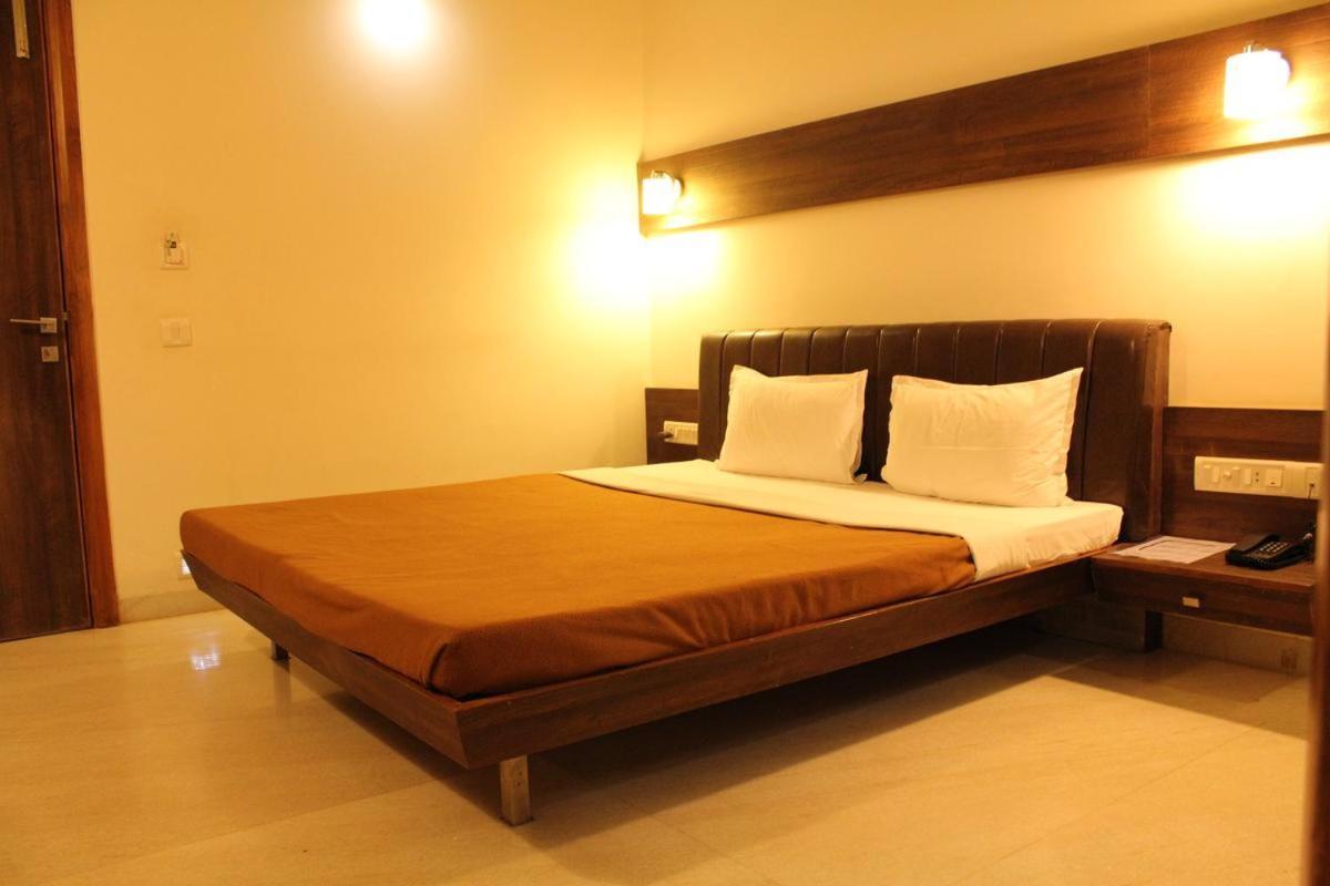 Hotel Grand 3D Bhuj Extérieur photo